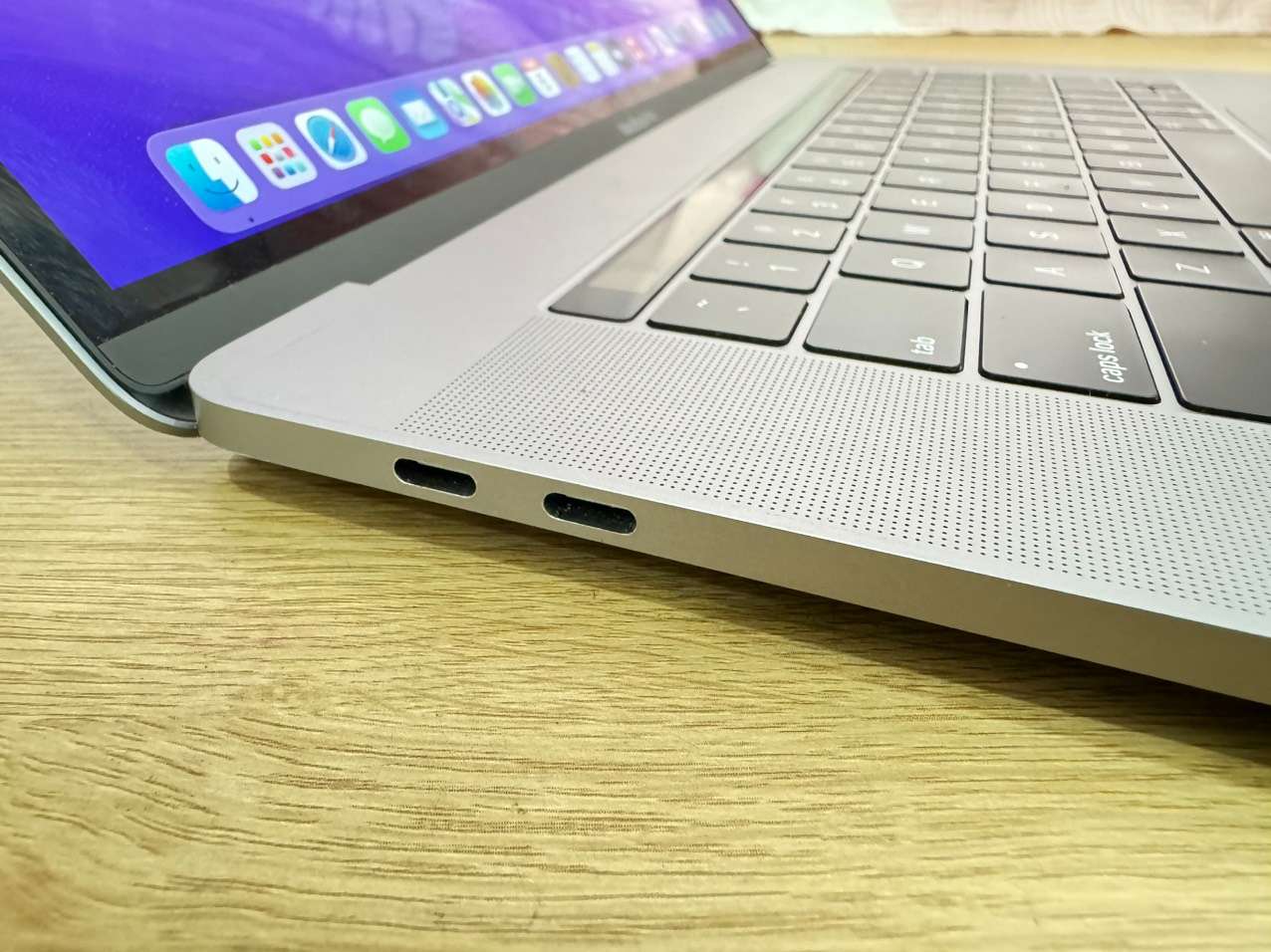 Macbook-pro-15-inch-2018-core-i7-ram-16gb-ssd-500gb-vga-like-new-4