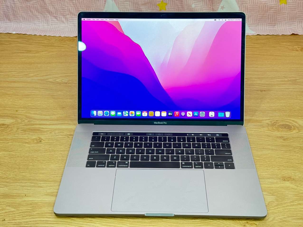 macbook-pro-15-inch-2018-core-i7-26-ghz-ram-16gb-ssd-500gb-radeon-pro-560x-touch-bar